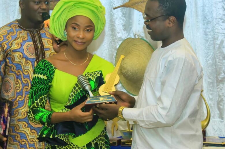IF 2024 - "Dîner de Gala": Samuella Akakpo  reçoit  le prix de la meilleure espoir de la musique béninoise