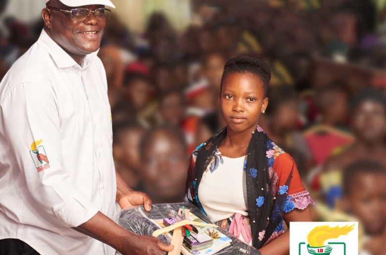 15ème circonscription électorale : L'honorable Gafari Adéchokan offre 600 kits scolaires aux enfants démunis