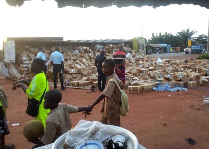 Bénin : Un camion chargé de médicaments se renverse à Ikpinlè