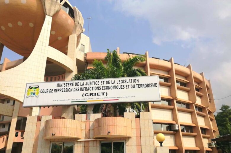 CRIET au Bénin : Le ministère public requis 3 ans de prison ferme contre deux individus  pour extorsion de fonds