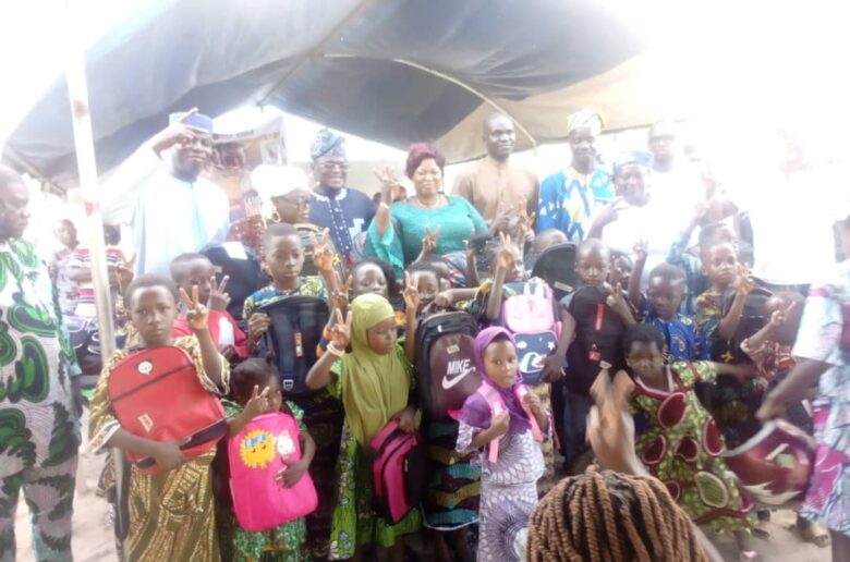 15ème circonscription  électorale :   L’He Gafari Adéchokan offre plus de 1.500  kits scolaires aux enfants démunis