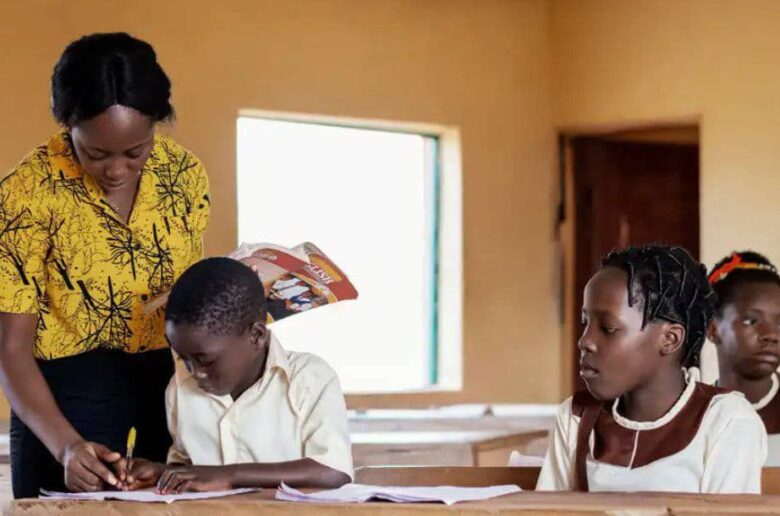 Éducation au Togo : Un binôme d'enseignants pour enseigner les lettres et la science au primaire