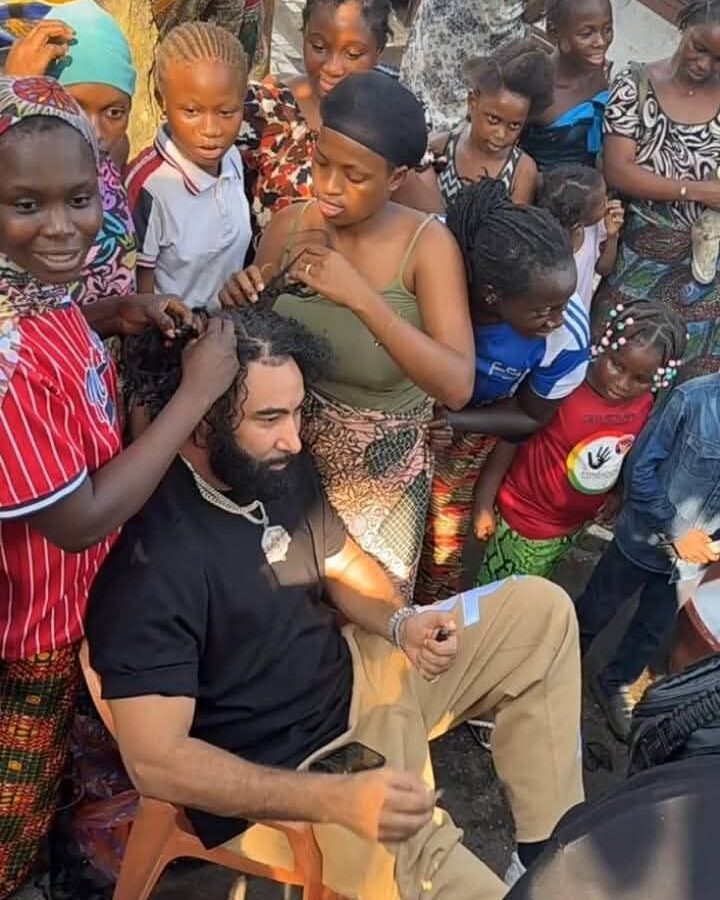 Scène insolite à Conakry : La Fouine demande des tresses en pleine rue