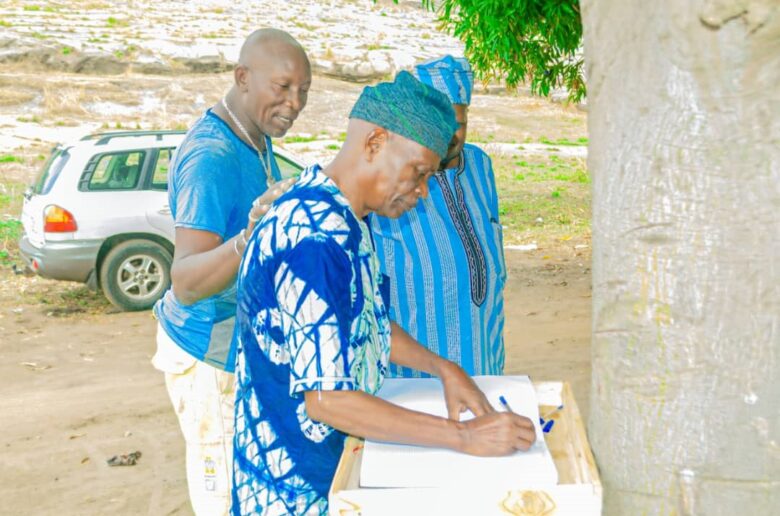 Descente de la nouvelle équipe municipale de Savè à Fiditi : Sidéré par les sculptures emblématiques, Rafiou Challa s’engage à soutenir Charly Djikou