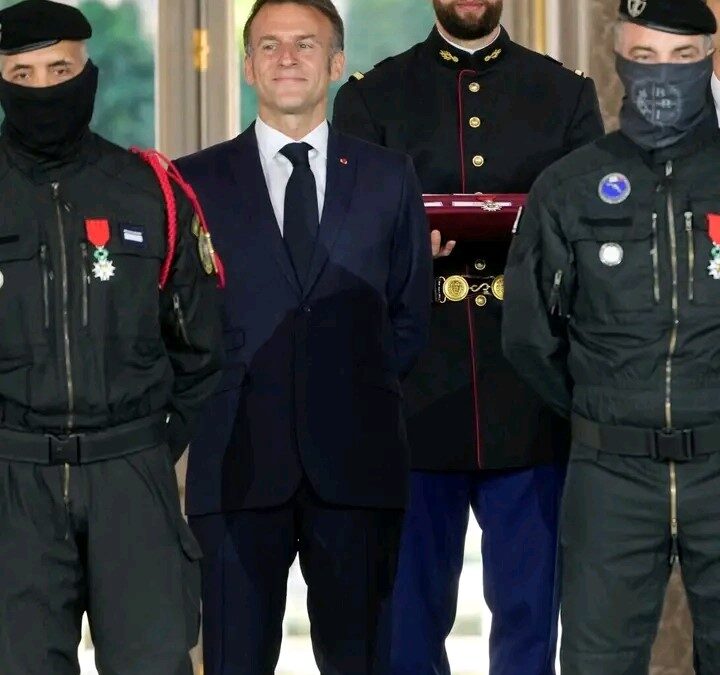 ‎France : Macron décore 59 héros du Bataclan et deux voix des victimes