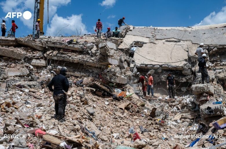 Venezuela : huit jours sous les décombres, des sauveteurs tentent de sortir un homme vivant