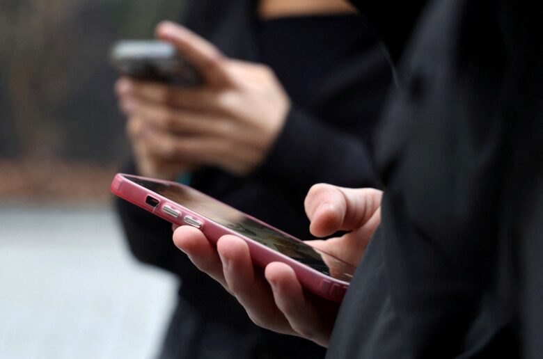 France : le Conseil constitutionnel bloque l’interdiction des réseaux sociaux aux moins de 15 ans