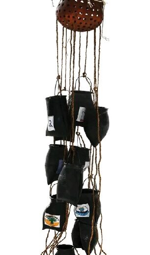 Installation  contemporaine ‘’Bâtissons’’ de Meschac Gaba : Quand  la  jarre trouée devient une métaphore du Bénin contemporain